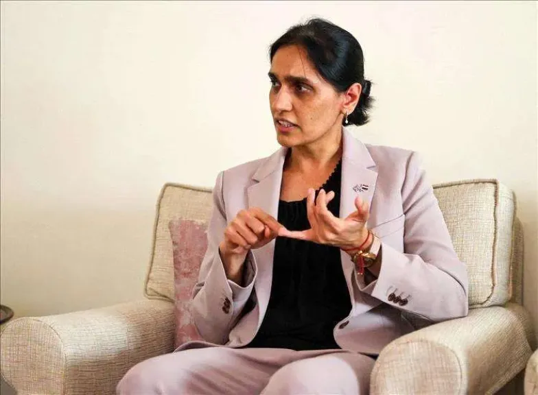 ”المساعدات تُحتجز والجوع يتفشّى”... السفيرة البريطانية تتّهم الحوثيين بـ”اللعب بحياة الملايين” في اليمن
